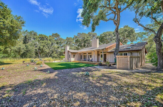 Building Photo - Luxury Living in Corral de Tierra!