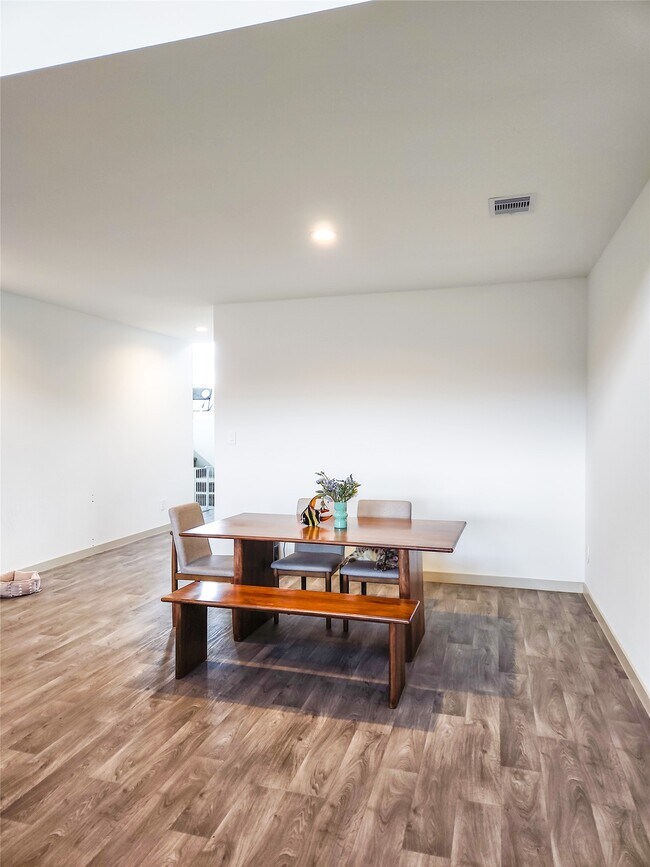 Building Photo - 7219 Sunbreeze Ln