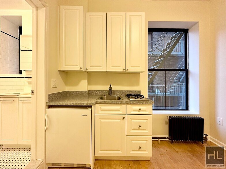 Building Photo - NO FEE Studio on Upper West Side! Won't St...