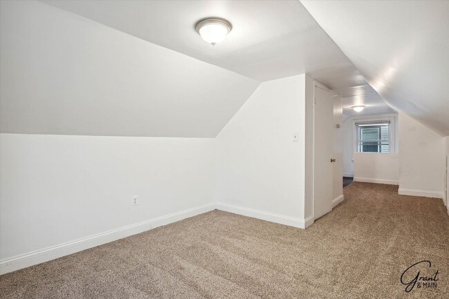 Building Photo - $1350 3 bedroom Eastpointe
