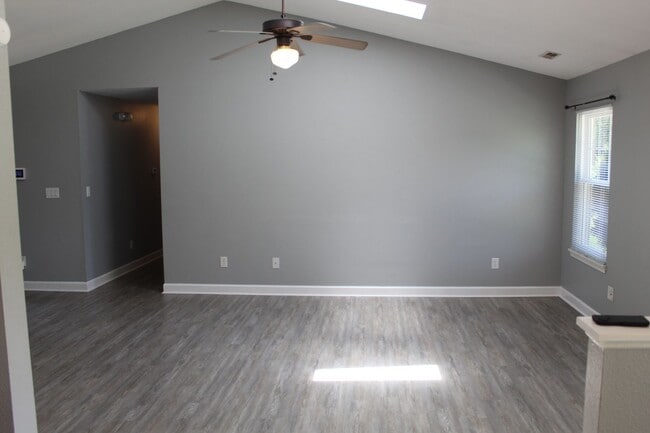 Building Photo - 612 Woodfield Cir