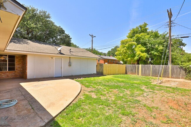 Building Photo - 3/2/2/2 AUSTIN ELEM!