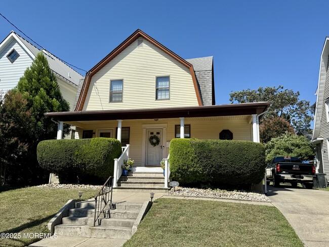 Building Photo - 304 Lareine Ave