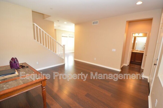 Building Photo - 3246 N Ventura Rd