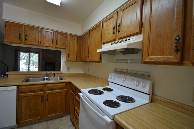 Building Photo - 2 Bed 1 Bath Townhome Centrally Located