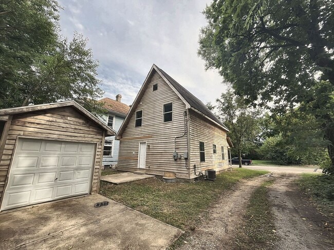 Building Photo - 18 E Grand Ave
