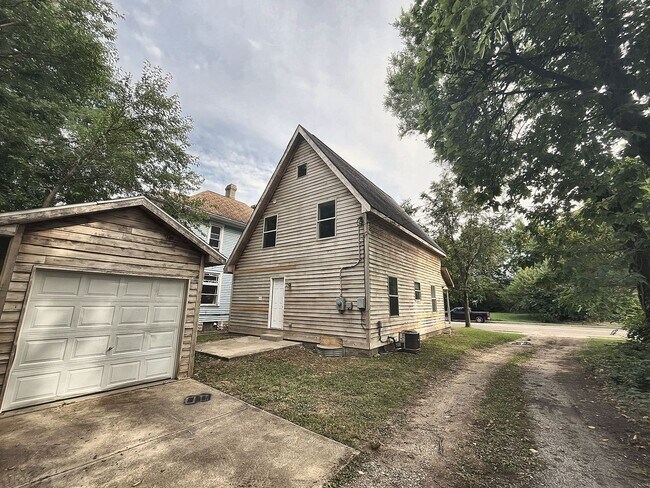 Building Photo - 4 Bed / 2 Full Bath Two-Story Home — Covered Front Porch, Detached Garage, Central Air