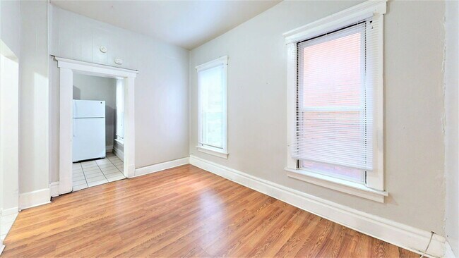 Building Photo - 206 W 8th Ave