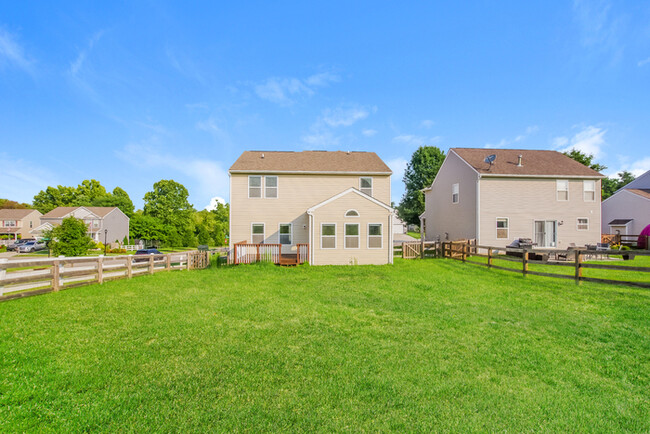 Building Photo - Stunning 3 Bedroom in Salem Township!
