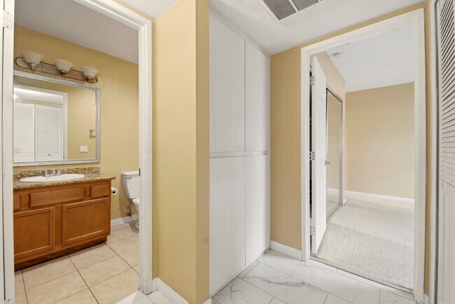 Building Photo - "Charming 2-Bedroom, 2-Bathroom Oasis in E...