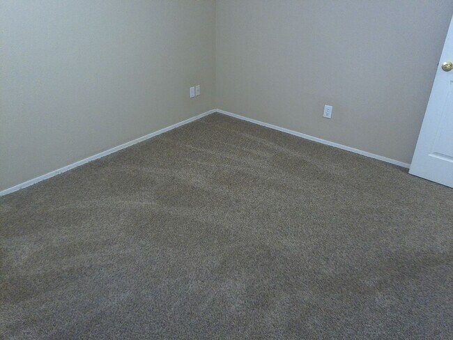 Building Photo - Long Term 3 bedroom 2 bath 3 car