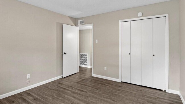 Building Photo - 519 Windsor Dr