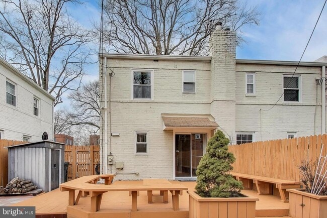 Building Photo - 903 S Irving St