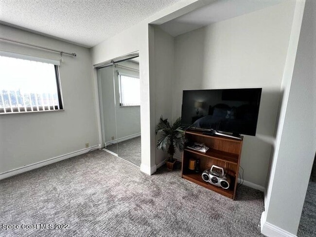 Building Photo - 7101 Ridgewood Ave