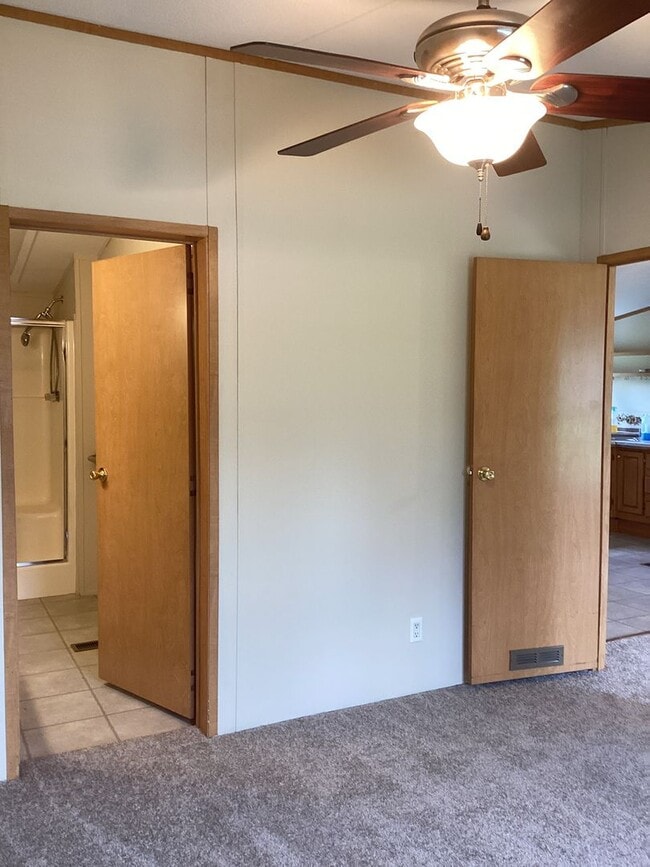 Building Photo - Three Bedroom House