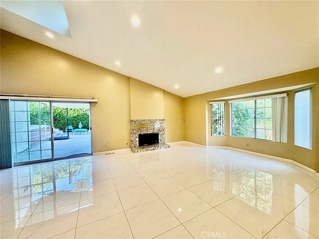 Building Photo - 2255 E Chevy Chase Dr