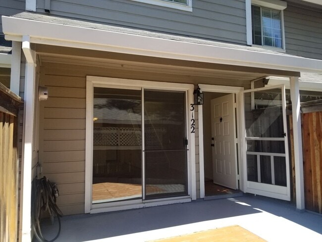 Building Photo - Davis Townhouse