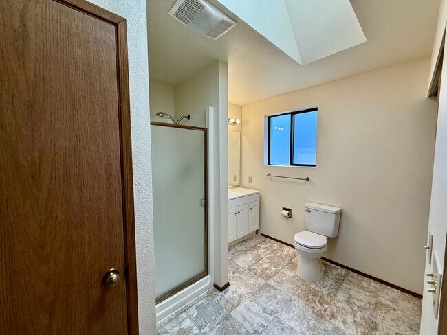 Building Photo - Charming 1 bed, 1 bath Top Floor Duplex Lynnwood/ $1500mo.