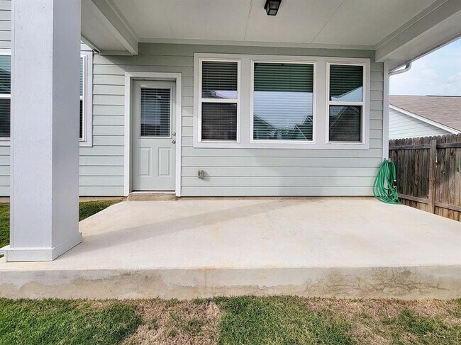 Building Photo - Modern 3BR/2BA Home with Garage & Fenced Backyard