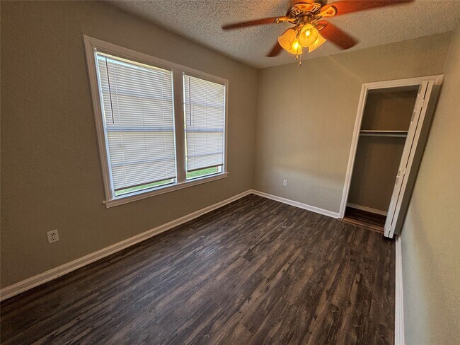 Building Photo - 3010 Jefferson Dr