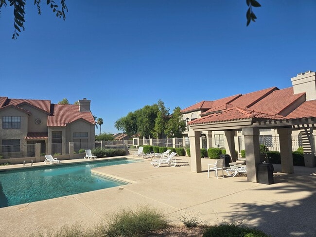Building Photo - 2 Bedroom/2.5 Bathroom Townhome in Chandler