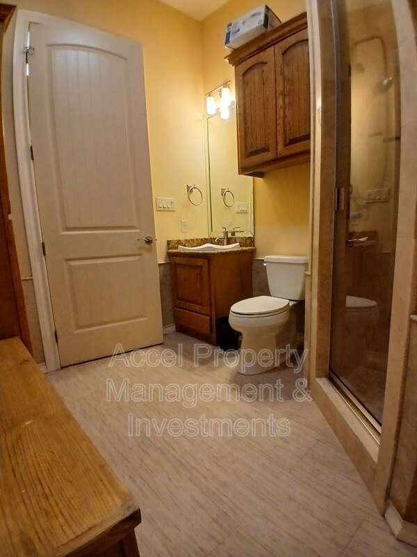 Building Photo - 2423 W Hampton Ave