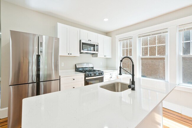 Building Photo - 4 Bed Gorgeous Unit Near PC / Elmhurst (Available 6/1/2026)