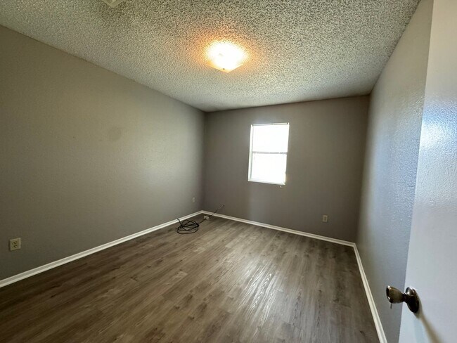 Building Photo - 3 bedroom 2 bath Refreshed