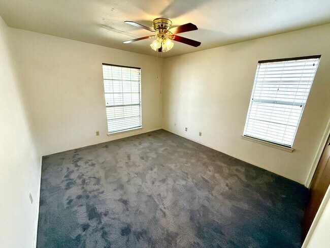 Building Photo - 4922 Lambeth Dr