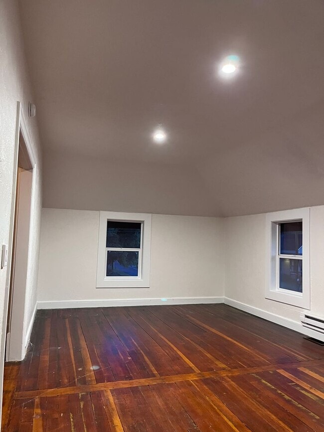 Building Photo - Large renovated 2 bedroom apartment in the...