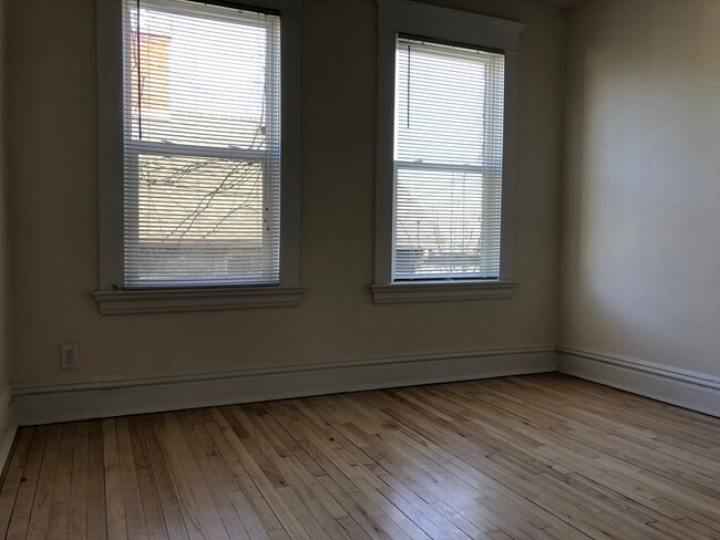 Building Photo - Amazing Vintage Townhouse. Uber Convenient...