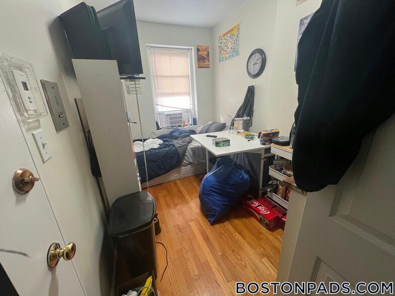 Building Photo - 10 Wait St