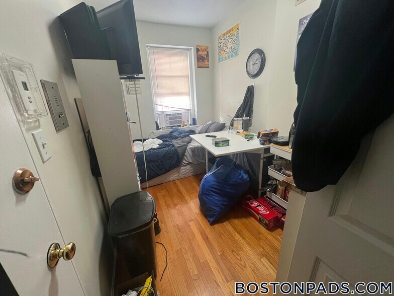 Building Photo - 10 Wait St