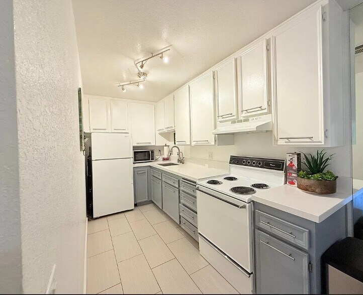 Building Photo - 680 N Ashurst Ct