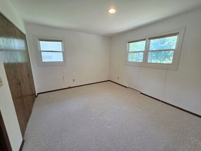 Building Photo - 2 Bed 1 Bath Side By Side Duplex in Port Edwards