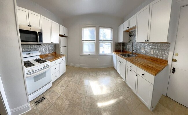 Building Photo - 130 Lathrop St