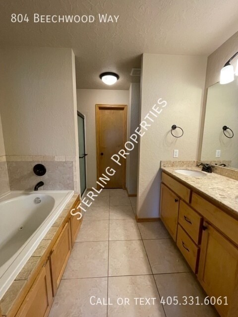 Building Photo - 804 Beechwood Way