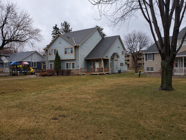 Primary Photo - STUNNING, 5 BEDROOM AND 5 BATH TWIN HOME F...
