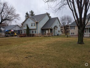 Building Photo - STUNNING, 5 BEDROOM AND 5 BATH TWIN HOME F...