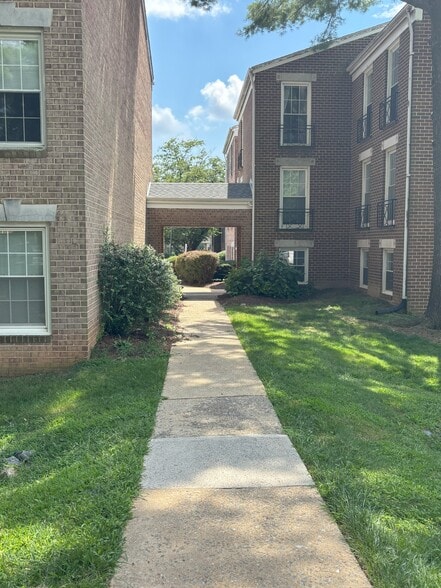 Walkway to pool - 818 Quince Orchard Blvd