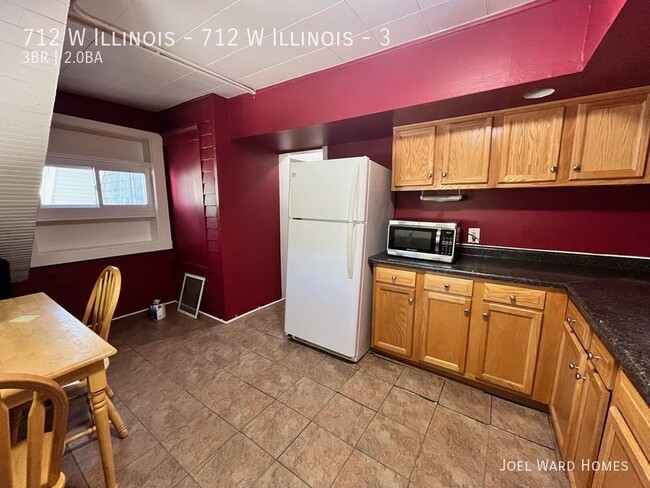 Building Photo - 3 Bedroom 2 Bathroom Unit Located 1 Block ...