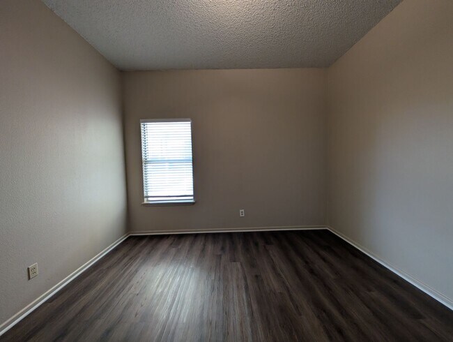 Building Photo - LOCATION!! On Wood Rd -Off Landa  / Fridge / Covered Back Patio / No Carpet / NBISD