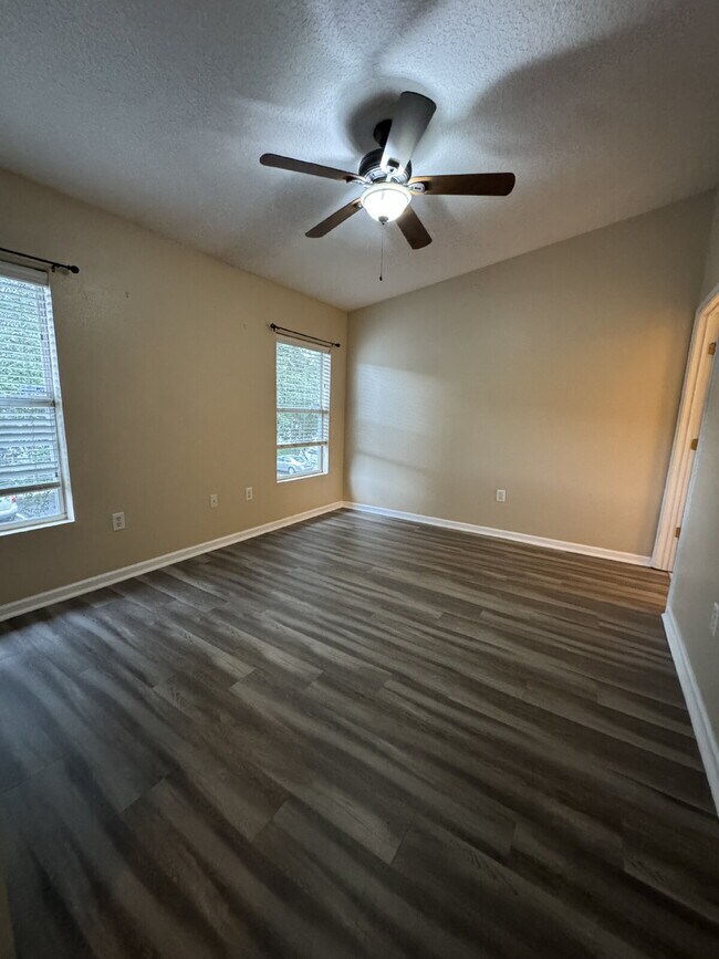 Building Photo - 2 Bed, 2 Bath Condo in Gated Community wit...