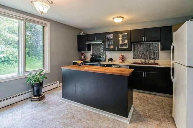 Building Photo - Townhouse for Rent – South Burlington, VT