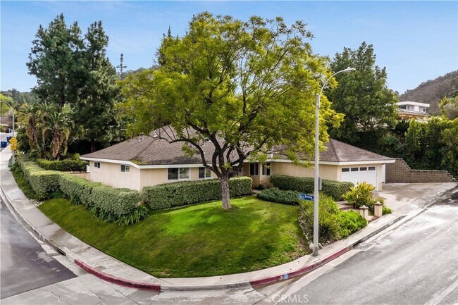 Building Photo - 3150 Dona Maria Dr
