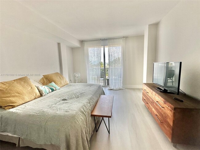 Building Photo - 10275 Collins Ave