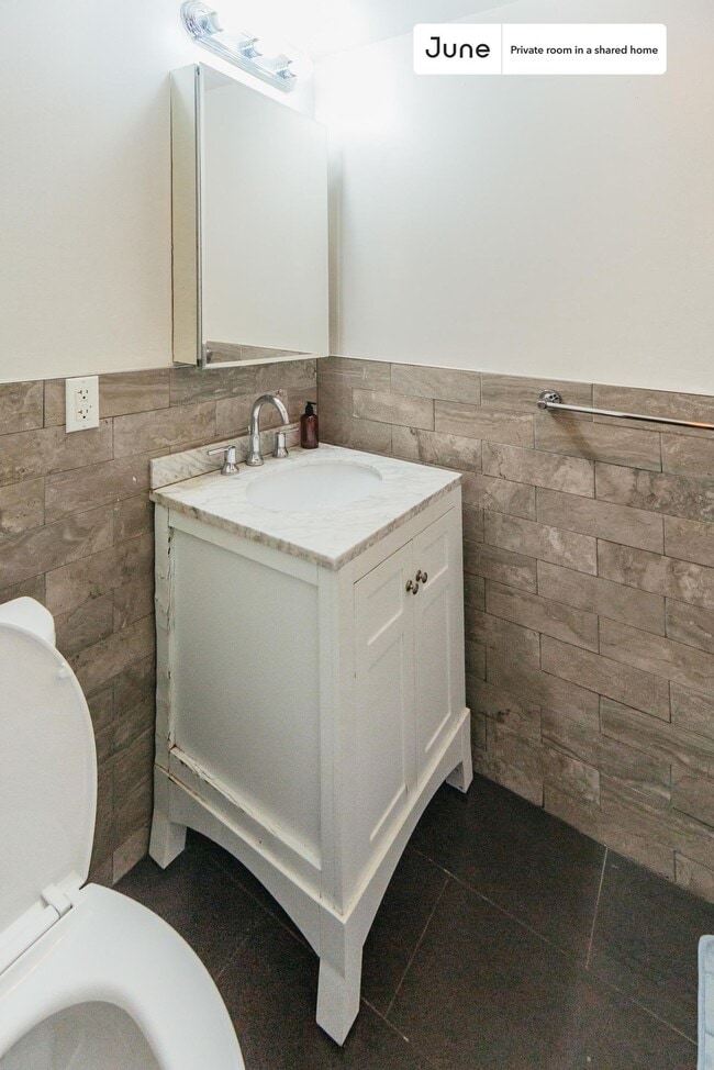 Building Photo - Private bedroom in 4 bed/2 bath Home