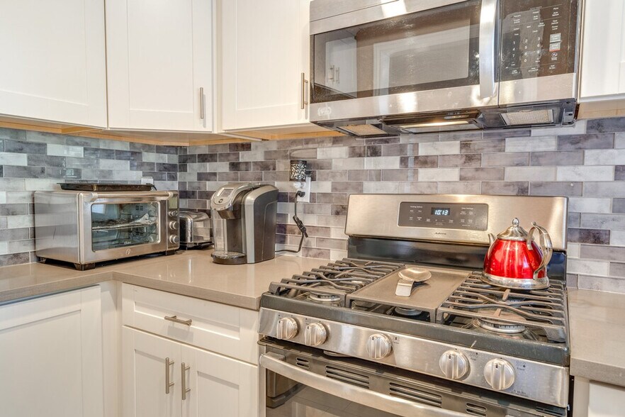 Building Photo - 10000 Monterey Rd