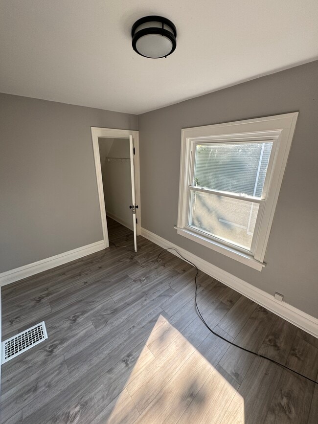 Building Photo - 454 Colford Ave