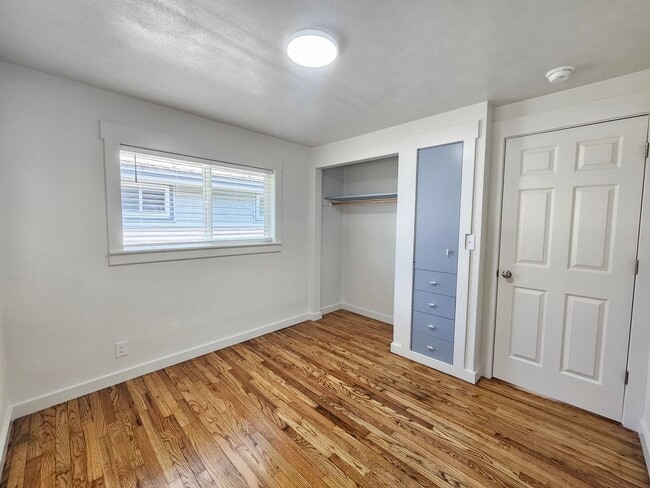 Building Photo - $1,995 - 4 Bed / 1 Bath Home with Fully Fe...